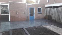 renovatie achtertuin met tuinhuis