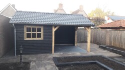 renovatie achtertuin met tuinhuis