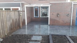 renovatie achtertuin met tuinhuis