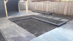 renovatie achtertuin met tuinhuis