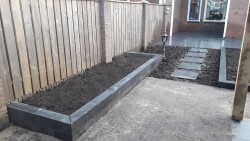 renovatie achtertuin met tuinhuis