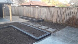 renovatie achtertuin met tuinhuis